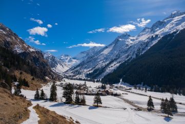 Vallée de Champagny le Haut enneigée sur sa face sud et en herbe sur sa face nord