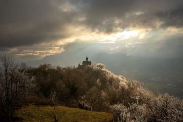 Temps orageux avec une éclaircie sur le Mont Saint Michel dominant la vallée de Chambéry
